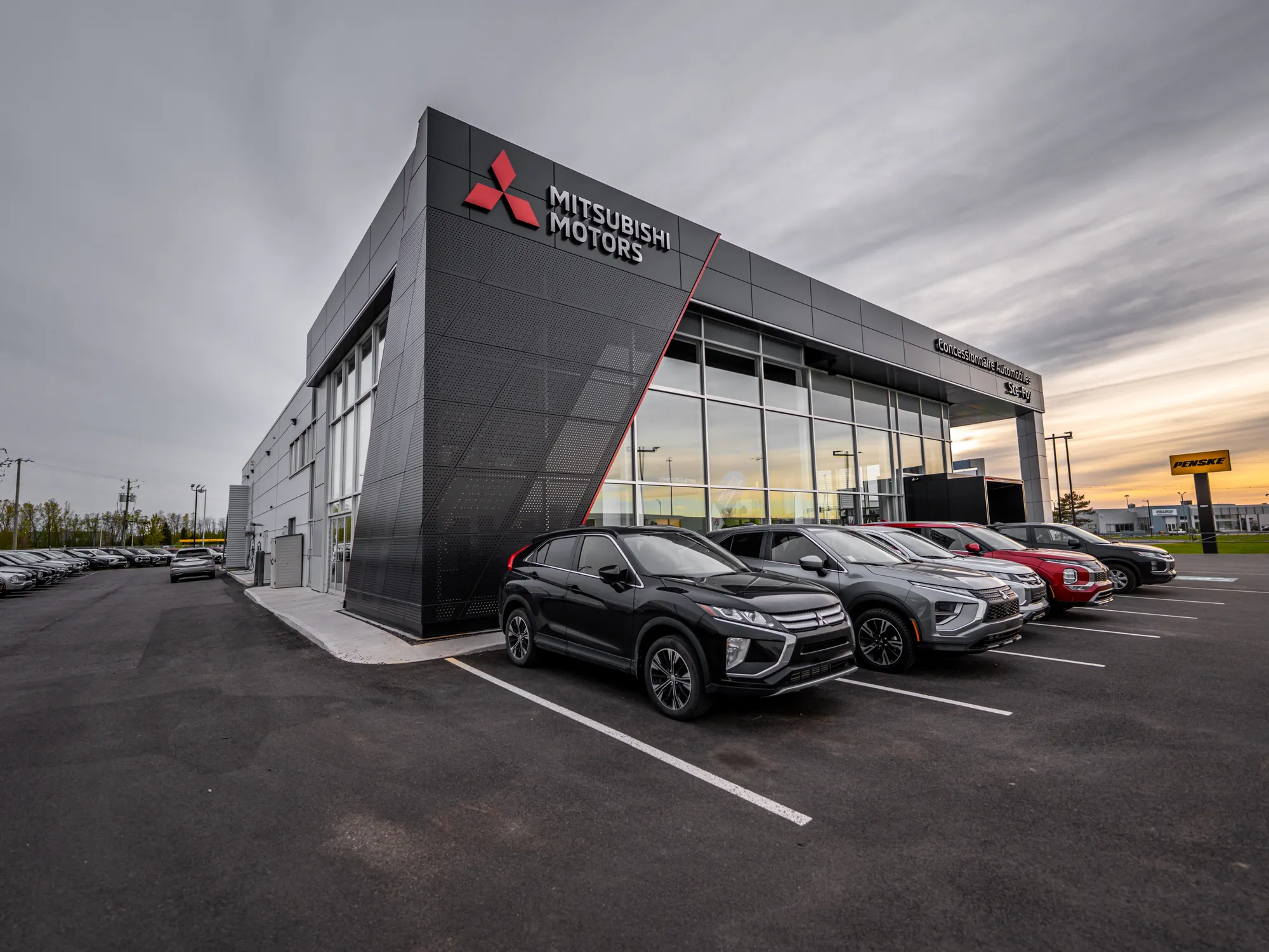 Concessionnaire Mitsubishi Ste-Foy au crépuscule